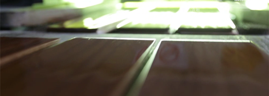 防潮更出色，抗刮更清晰 VS 工艺简陋，不耐磨耗.bmp